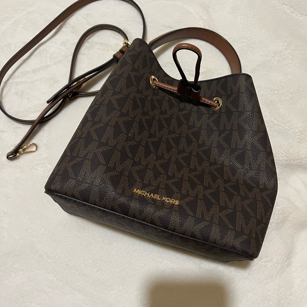 Michael Kors “Suri Medium Bucket Leather Shoulder Messenger”